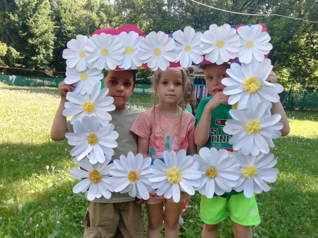 Дети детского сада &quot;Колосок&quot; делали аппликацию &quot;Ромашка&quot; в семейный праздник.