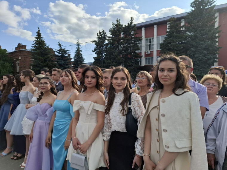 100 аткарских выпускников простились со школой.