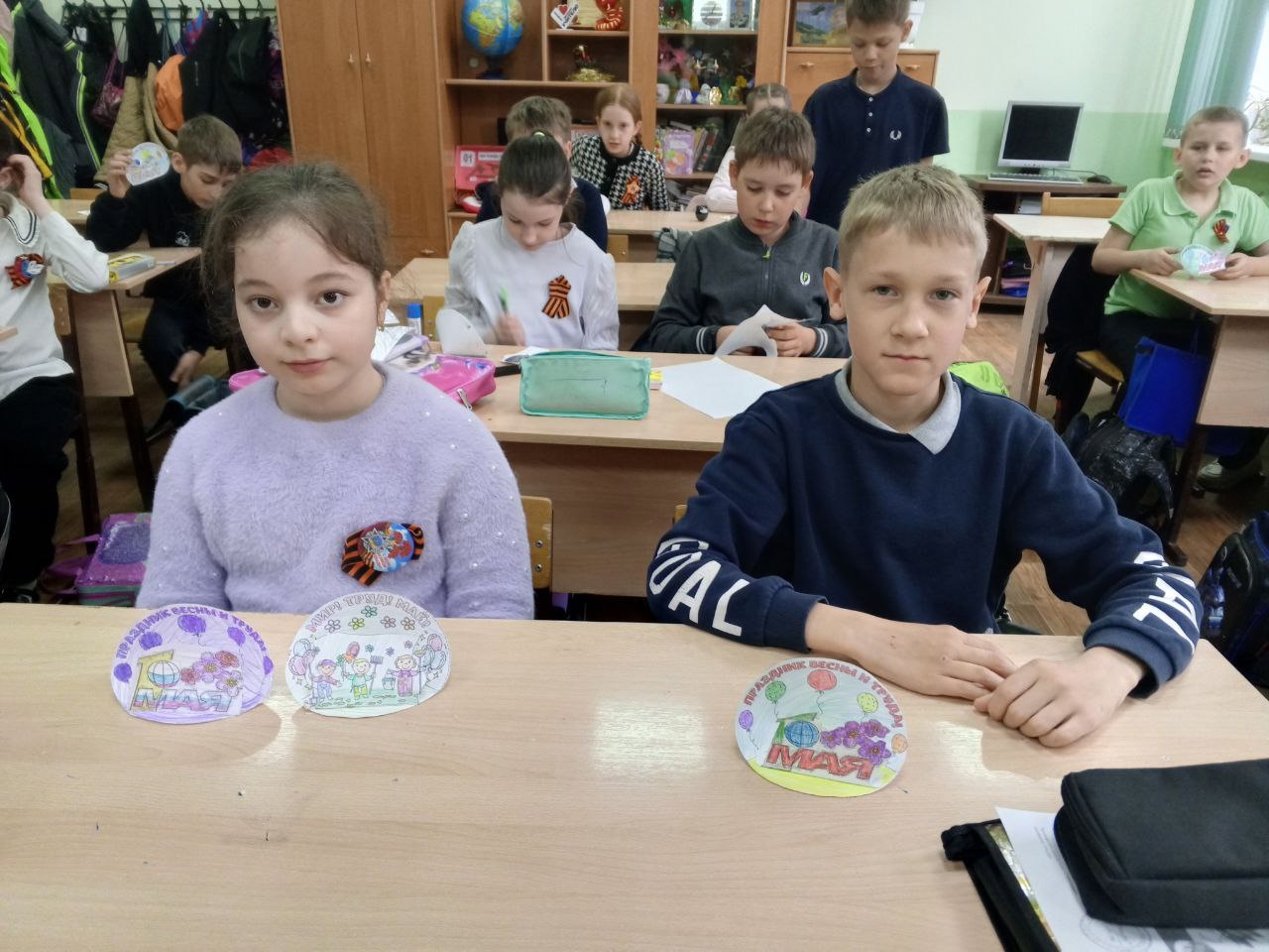 Ученики 2 и 3 класс школы №8 приняли участие в творческом мастер-классе «Первомайская открытка».