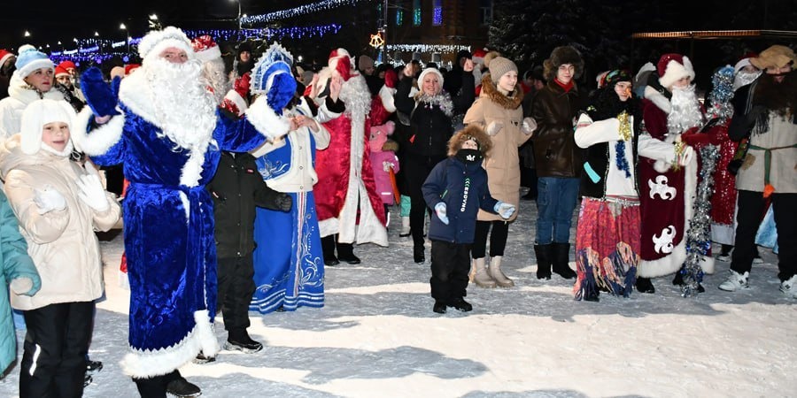 Педагоги центра детского творчества на классной улице провели представление &quot;Уездная Ёлка&quot;.