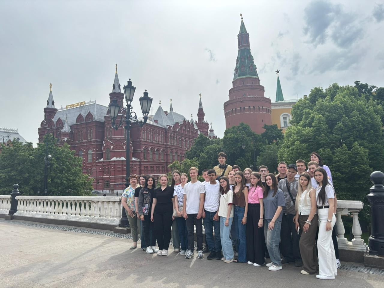 Ученики школы №9 отправились в туристическую поездку в Москву.