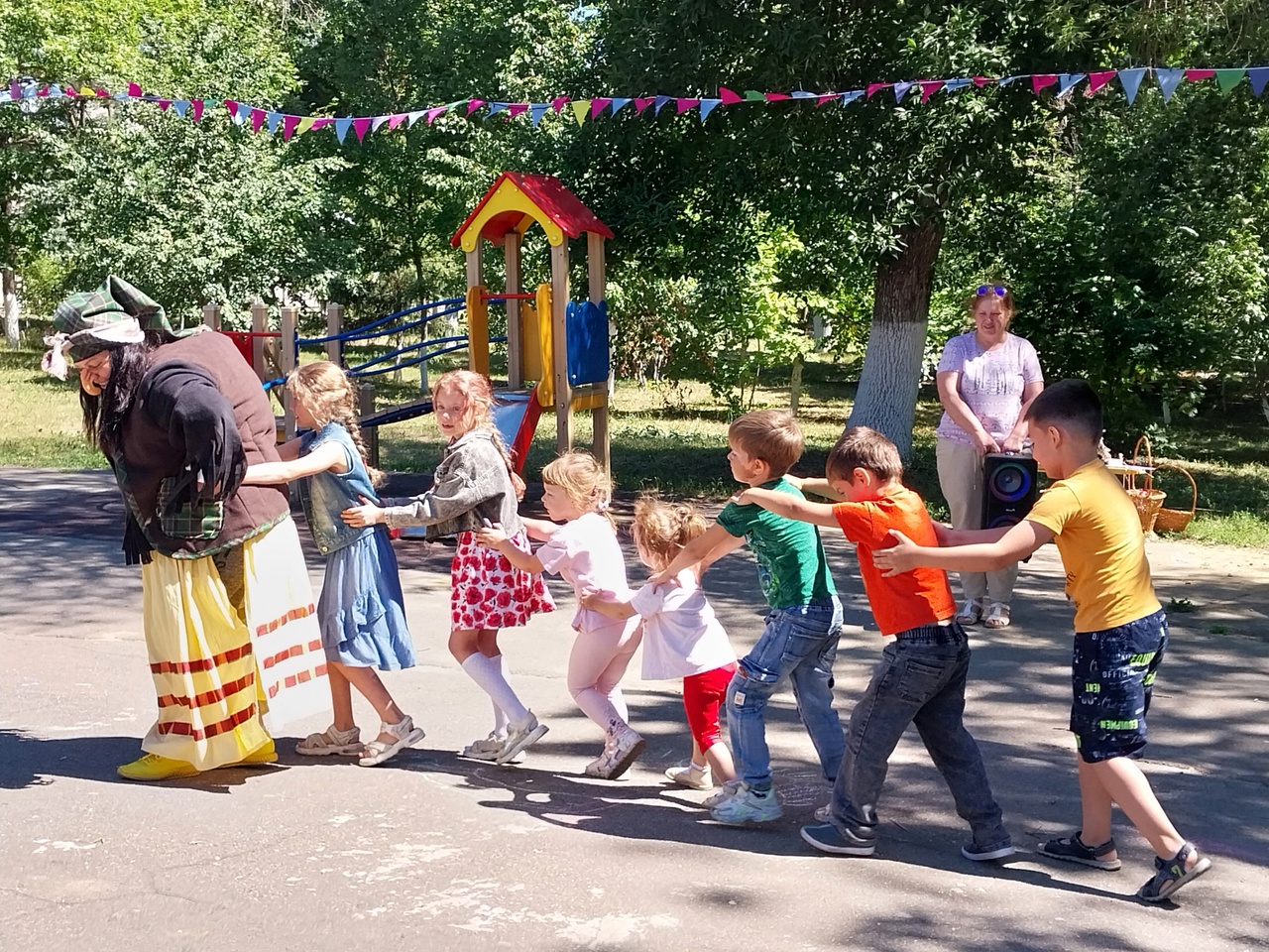 Аткарская библиотека провела игру &quot;Проделки Бабушки Яги&quot; в городском парке.