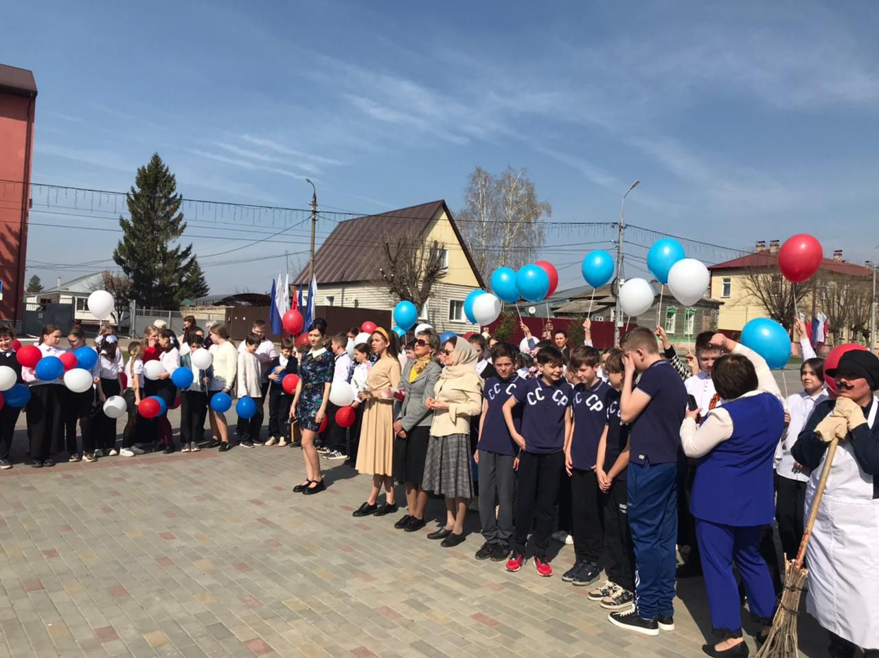 В памяти людской навечно остались гагаринское задорное «Поехали!» и его счастливая улыбка.