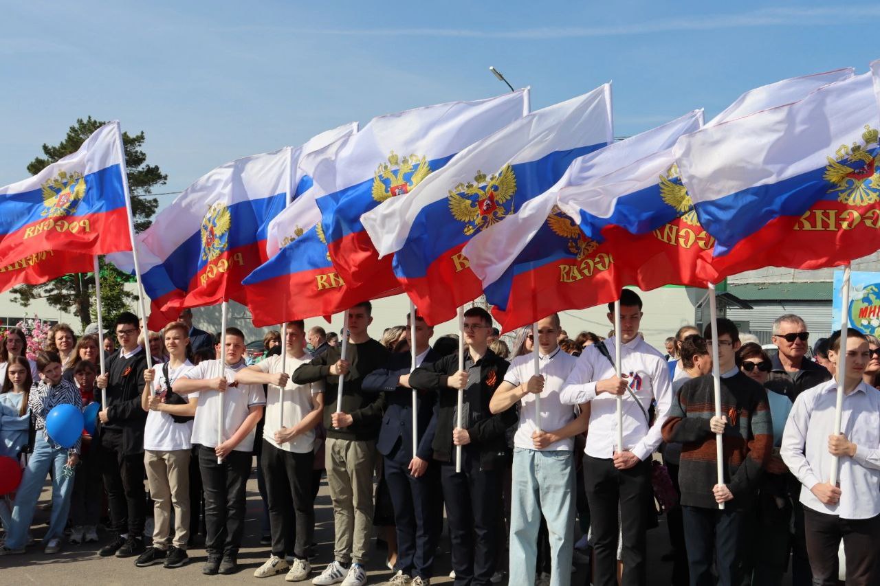 В День Весны и Труда аткарчане традиционно обновили Районную доску почета.