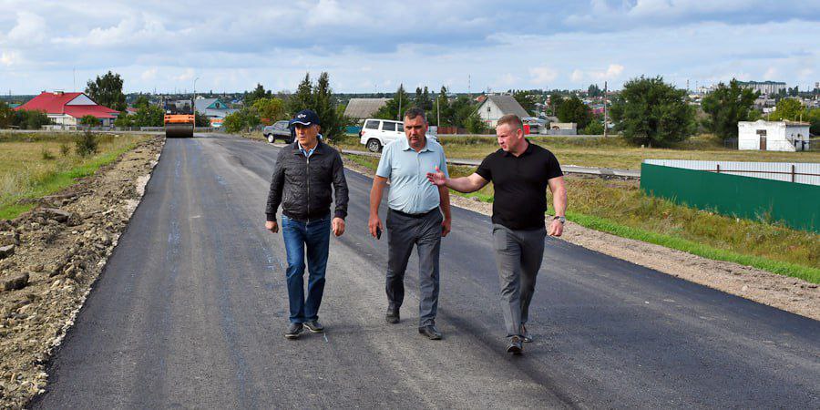 На Вали Макеевой благоустраивают тротуар.