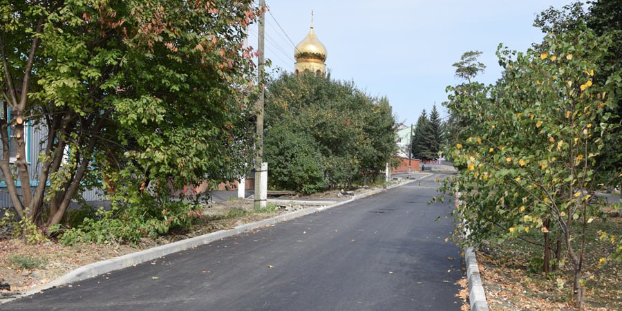 На улице Вали Макеевой заасфальтировали правую полосу дороги.