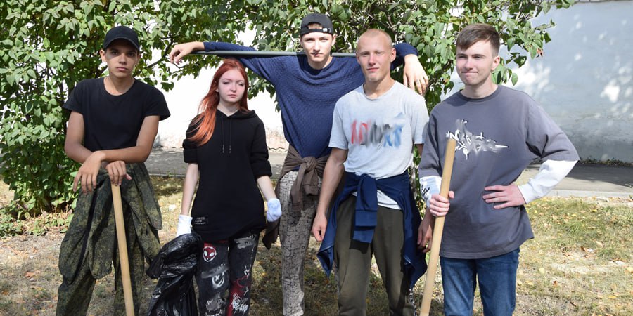 Активные аткарчане дали старт общегородскому субботнику.