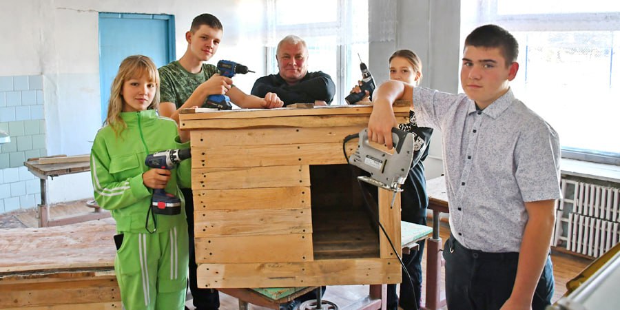 На уроках труда школьники из Барановки мастерят будки для «Собачьего сердца».