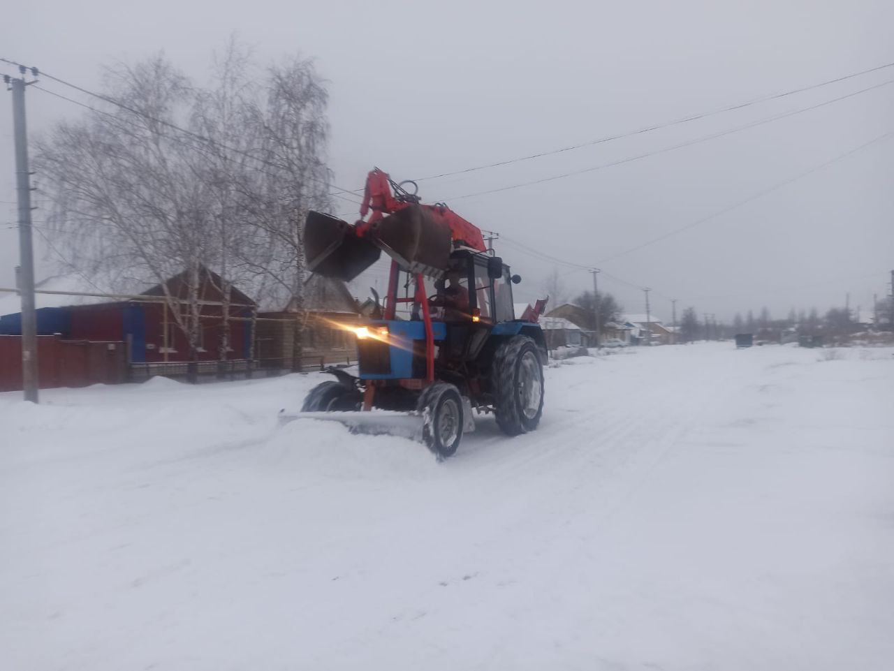 В новогодние выходные МУКП Благоустройство ежедневно проводят уборку снега.