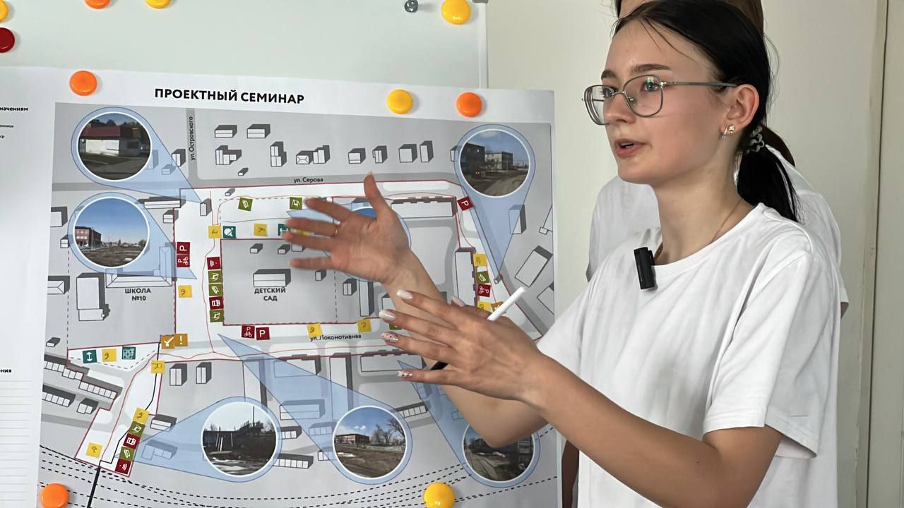 В школе №10 жители микрорайона обсудили обновление площадки между школой и детским садом.