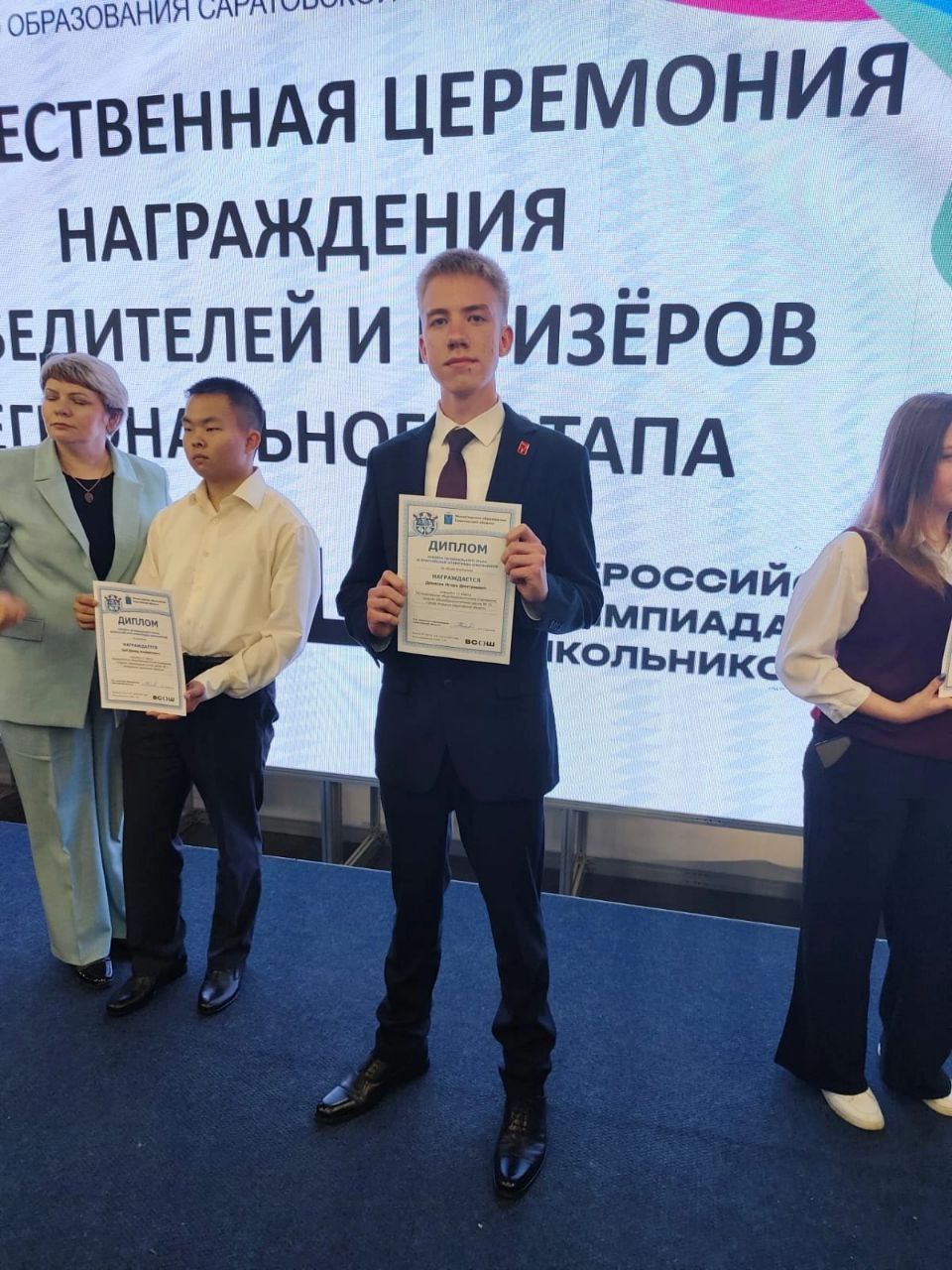 ученик Школы 10 Денисов Игорь стал победителем регионального этапа школьной олимпиады по обществознанию.