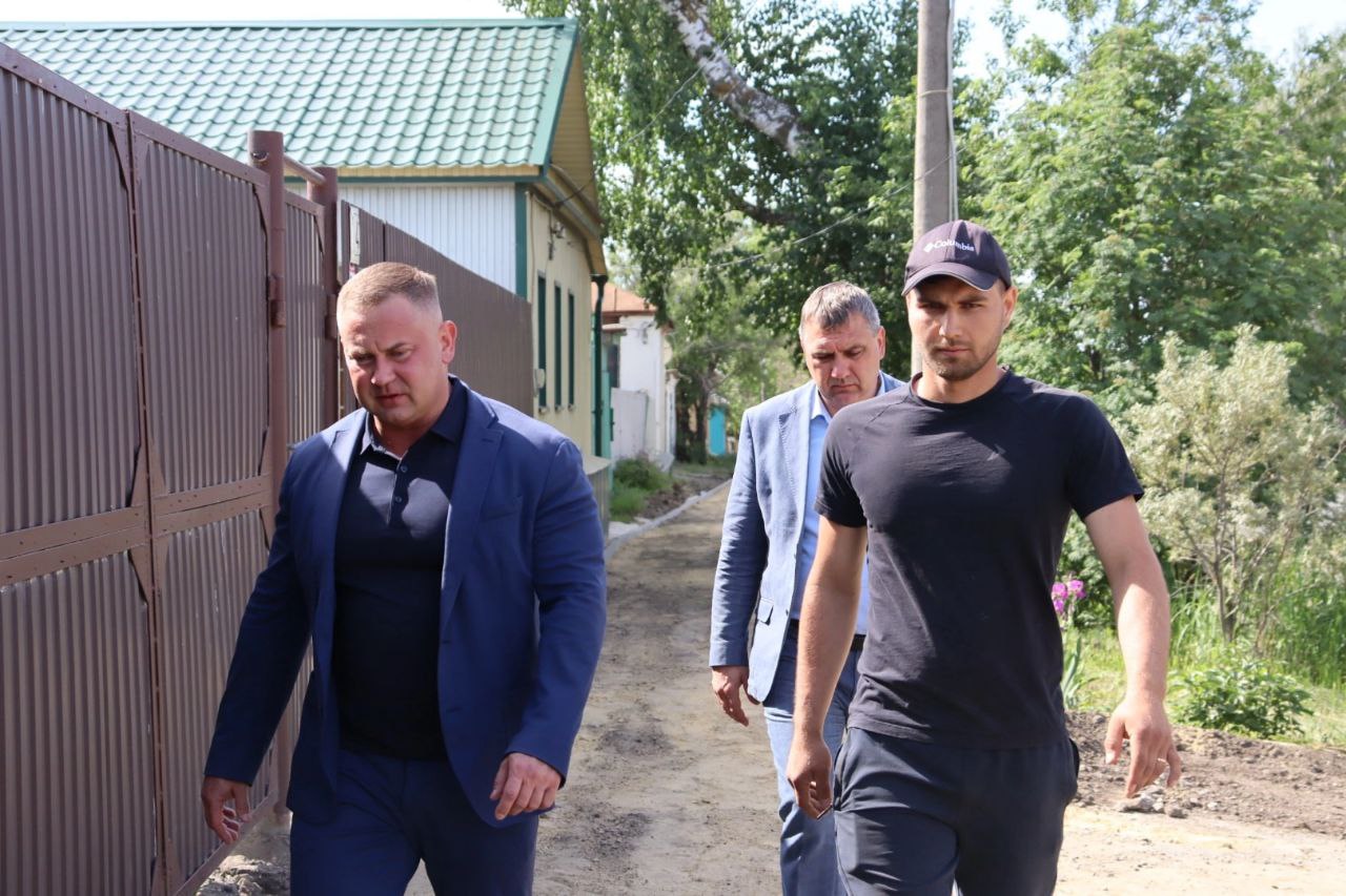 - Виктор Елин проверил ход работы обустройства тротуаров на ул. Республиканская.