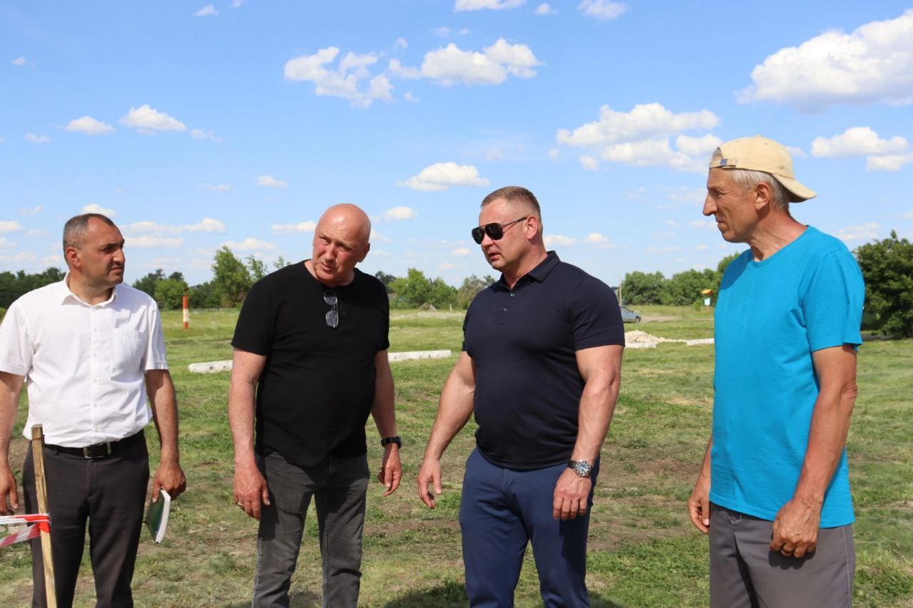 Виктор Елин проверил подготовку Барановского пляжа к пляжному сезону.