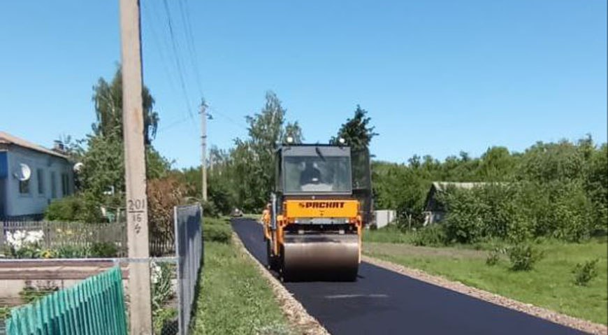 В селе Петрово на главной улице уложили  долгожданный асфальт.