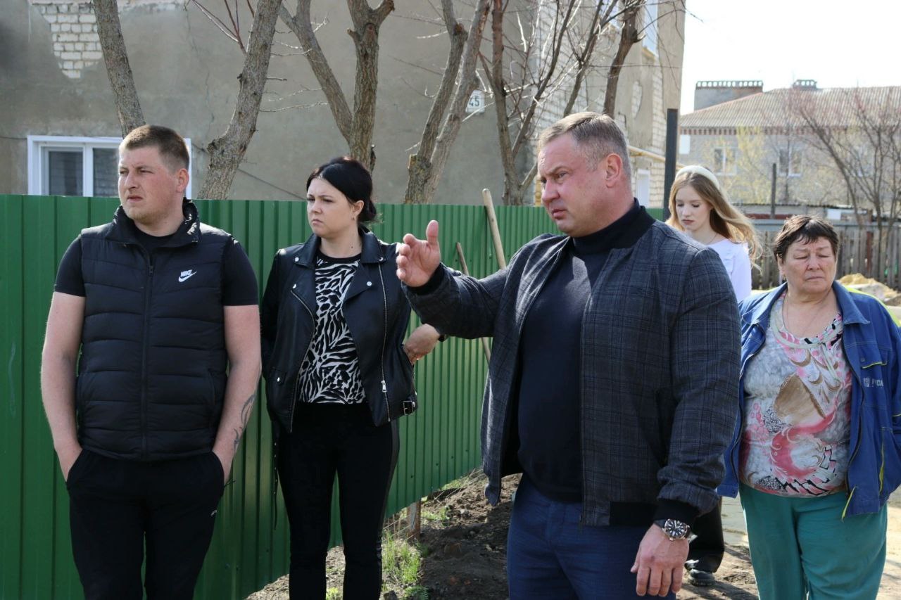 Глава Района осмотрел ход ремонта двора на ул. Железнодорожная 45.