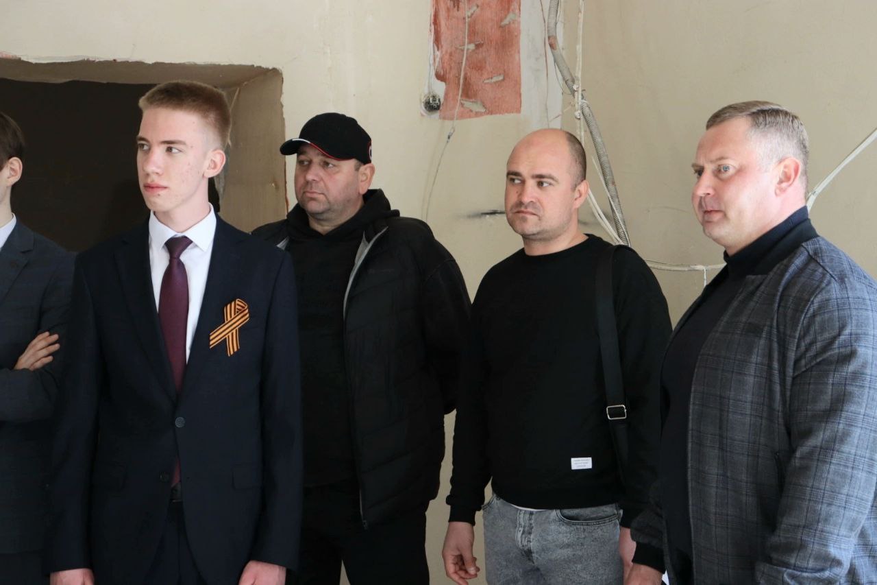 Глава Района и дублёры посмотрели, как идёт ремонт в районном культурном центре.