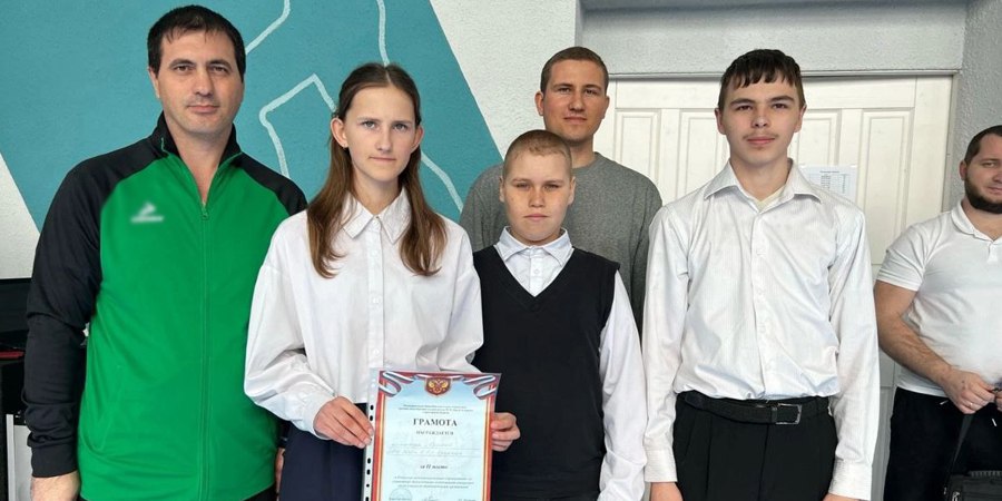 В школе №10 прошли соревнования по управлению беспилотниками.