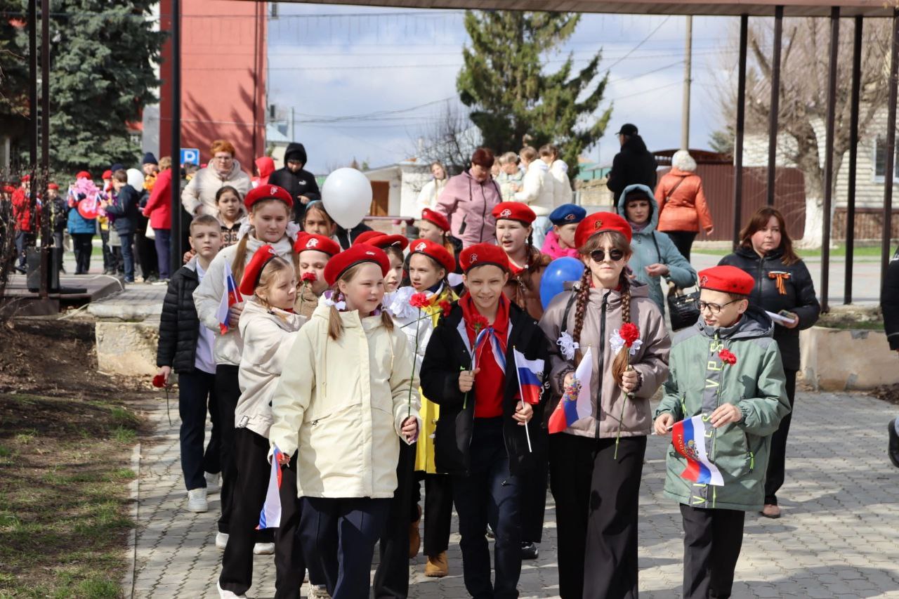На ул. Советская сотрудники районного культурного центра подготовили торжественный митинг ко Дню Космонавтики.