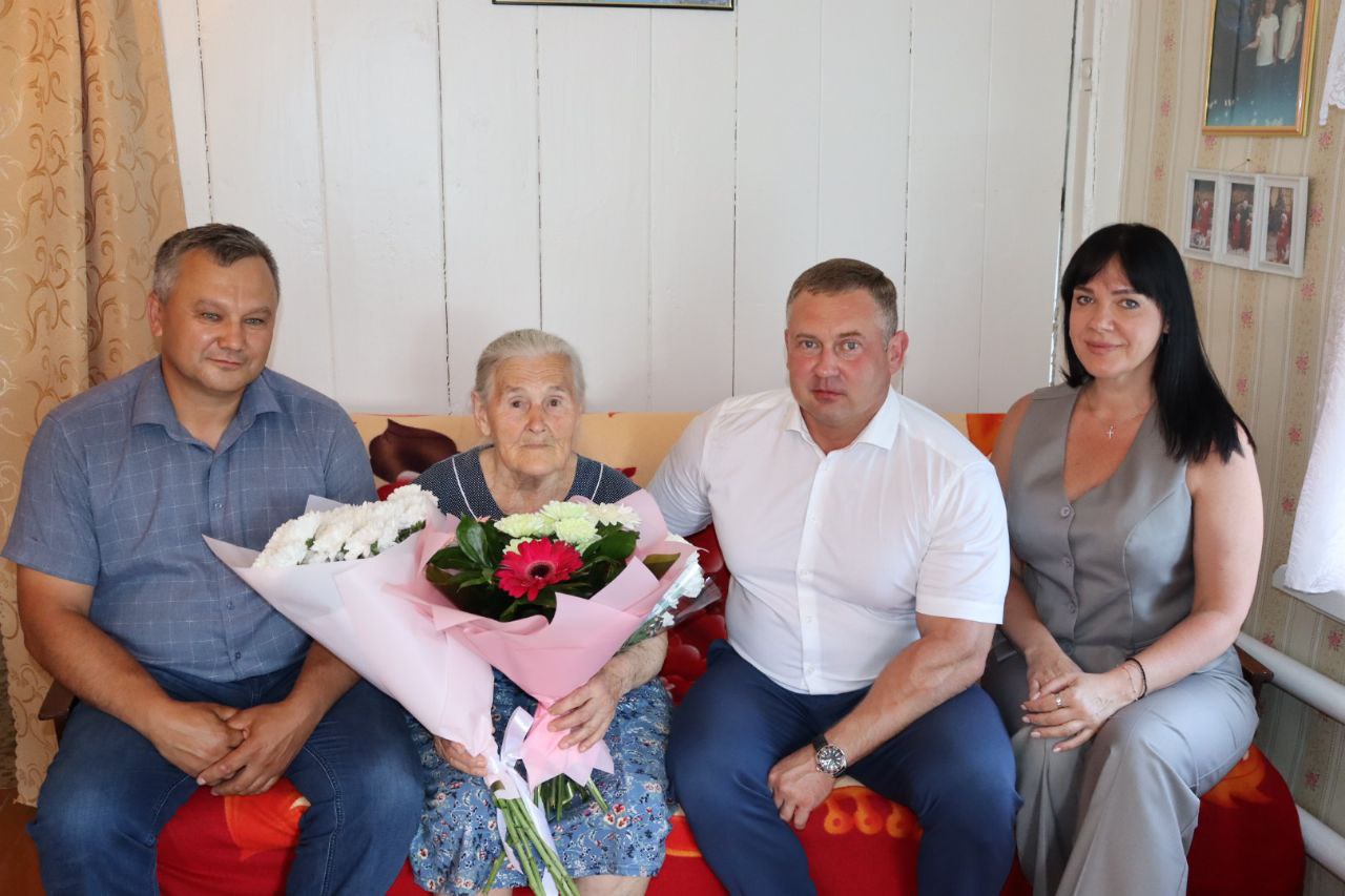 Глава района поздравил Тамару Ивановну Студневу с 90летием.