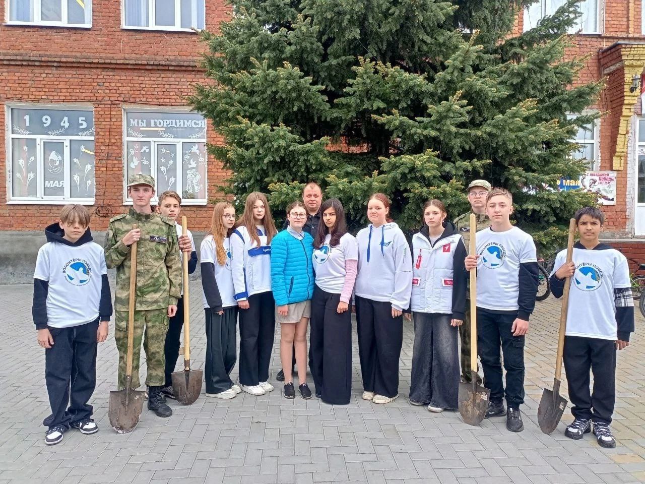 Ученики школы №1 посадили &quot;Сад памяти&quot;.