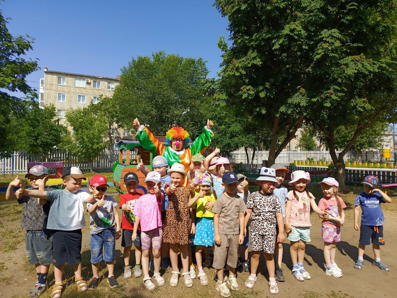 В детском саду &quot;Улыбка&quot; сотрудники районного культурного центра провели игровую программу &quot;Клоун в гостях у детей&quot;.
