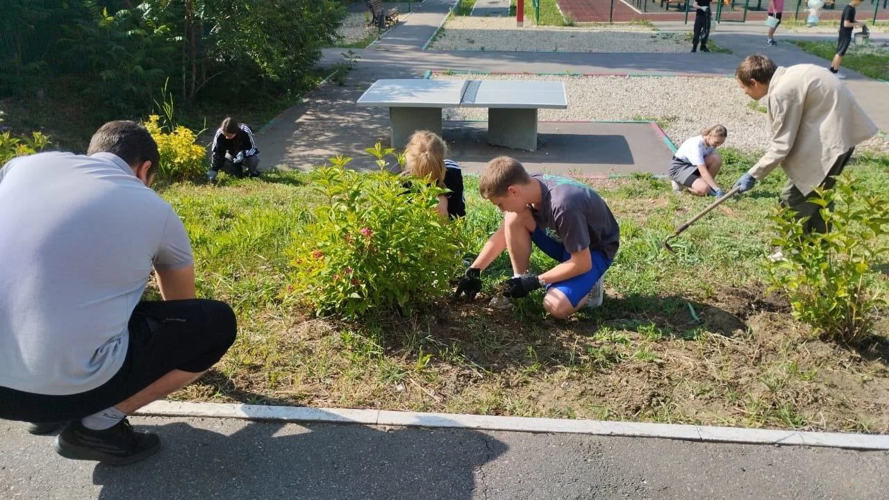 26 детей Школы 9 работают летом в школе.