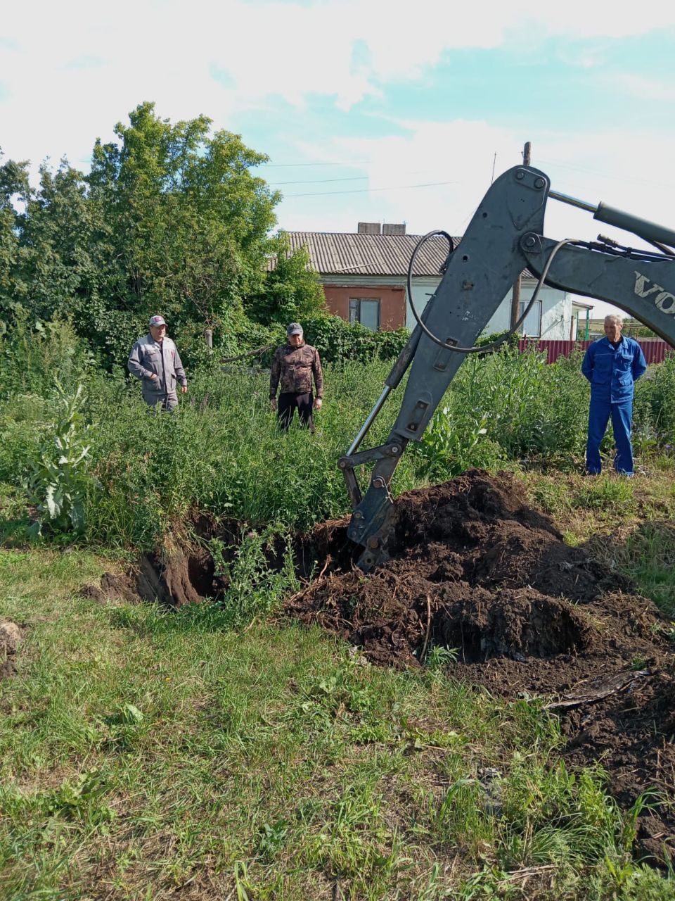 Администрация Ершовского муниципального образования меняет водопровод в Марфино.