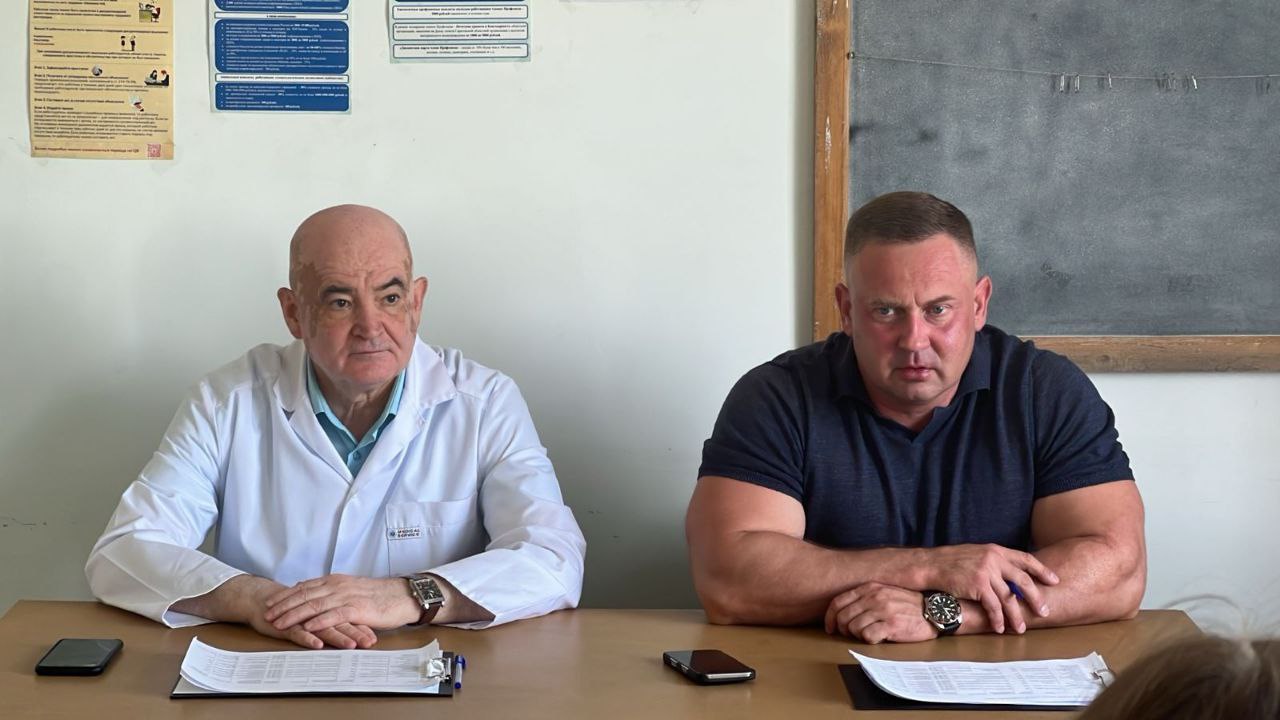 Глава района провел встречу со студентами медиками.