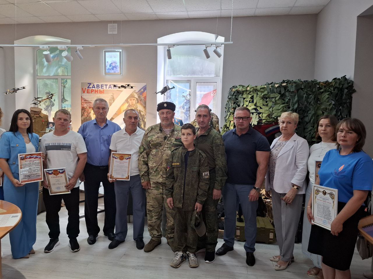 Глава района вручил книги памяти Саратовской области семьям погибших Героев.