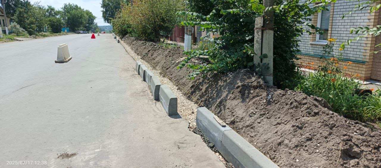 Глава района встретился с МинДорожного хозяйства, чтобы обсудить ремонт дорог.