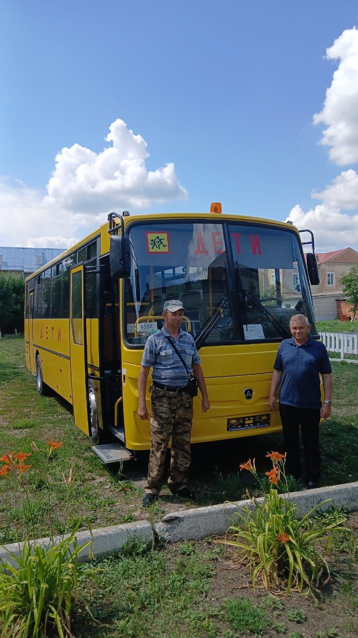 Школе № 2 вручили новый автобус.