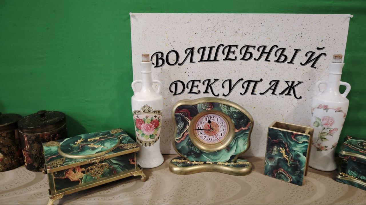 Школьники по время каникул занимаются творчеством.