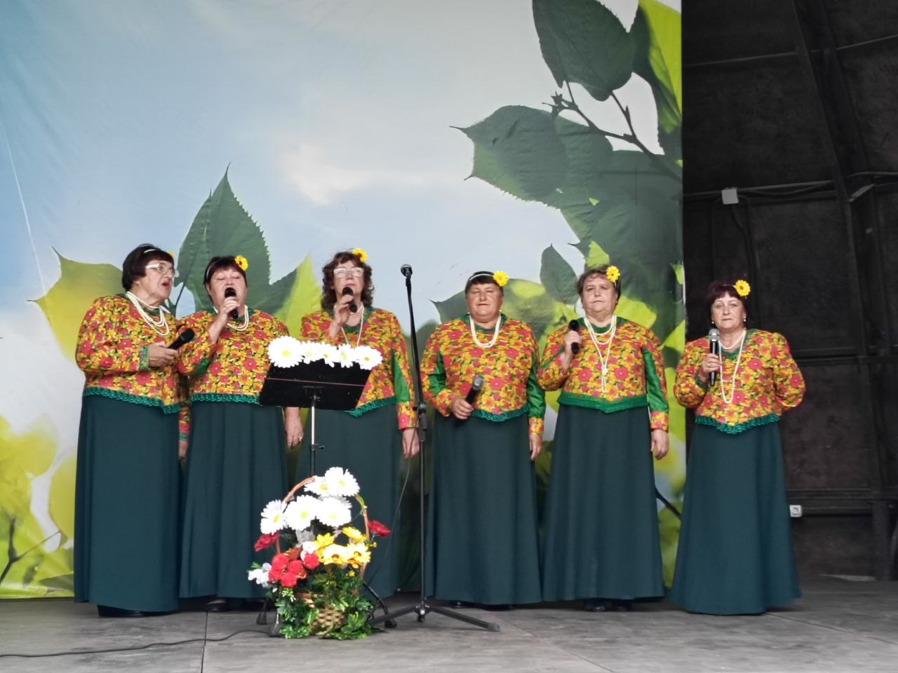 Сельские дома культуры по выходным дают концерты в парке.