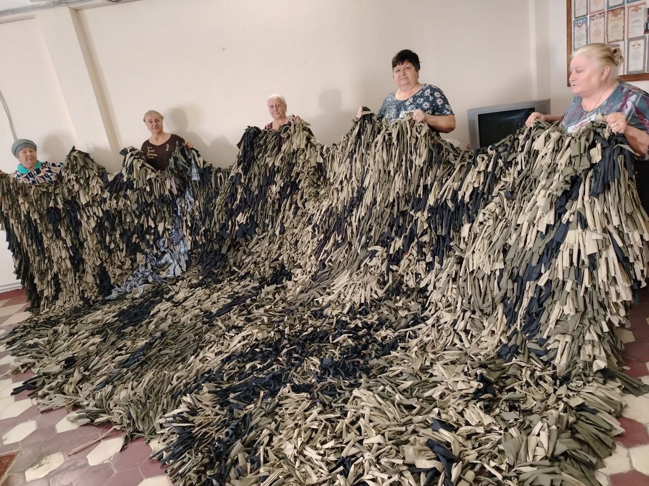 В языковском сельском доме культуры пенсионеры плетут маскировочные сети.
