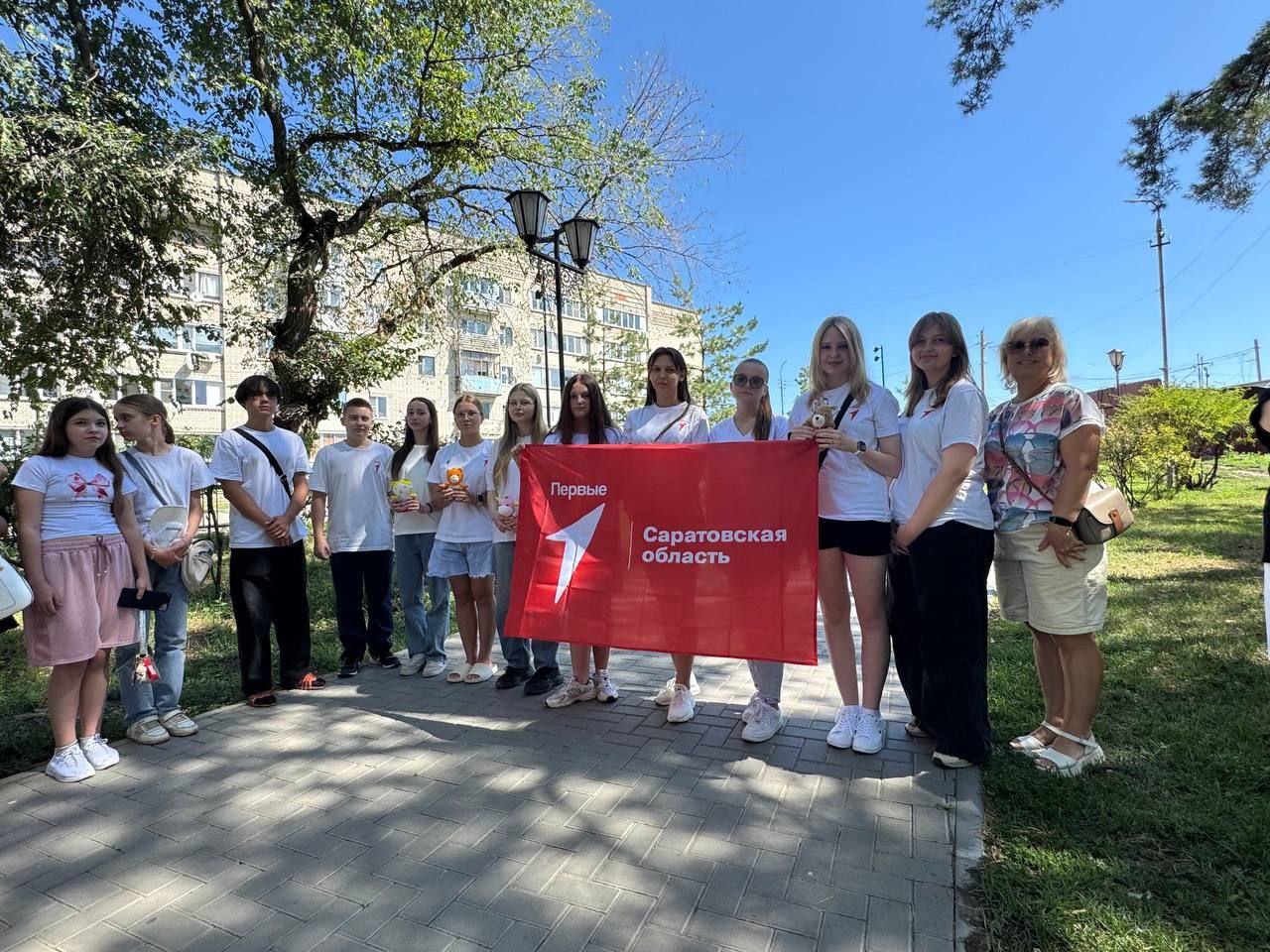 Аткарские школьники провели акцию в память о детях, погибших на Донбассе.