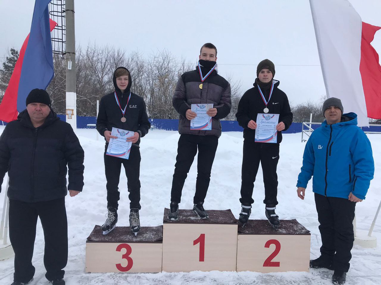 Самые ловкие катались наперегонки.