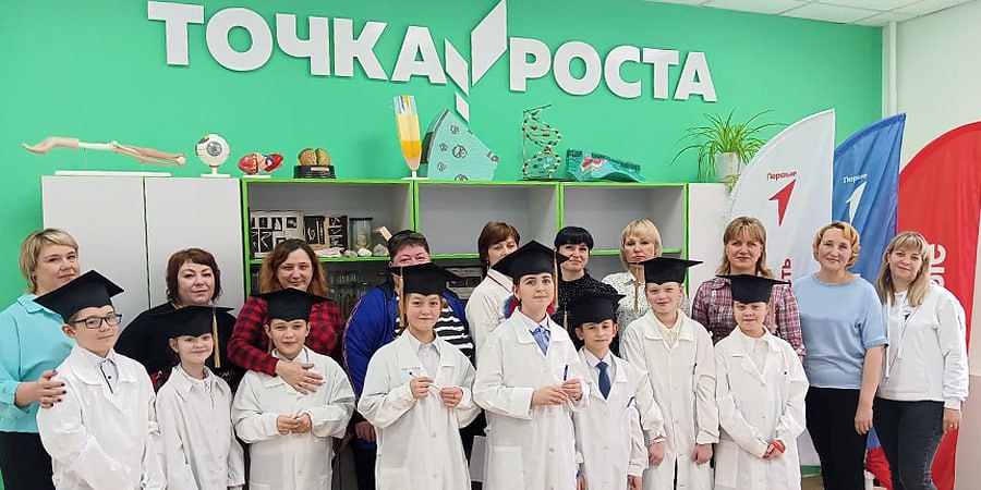 В школьной «Точке роста» аткарские мамы вспоминали уроки химии.