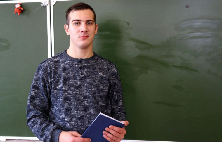 Выпускнкик школы №9 вернулся работать в родную школу. Выпускнкик школы №9 вернулся работать в родную школу.