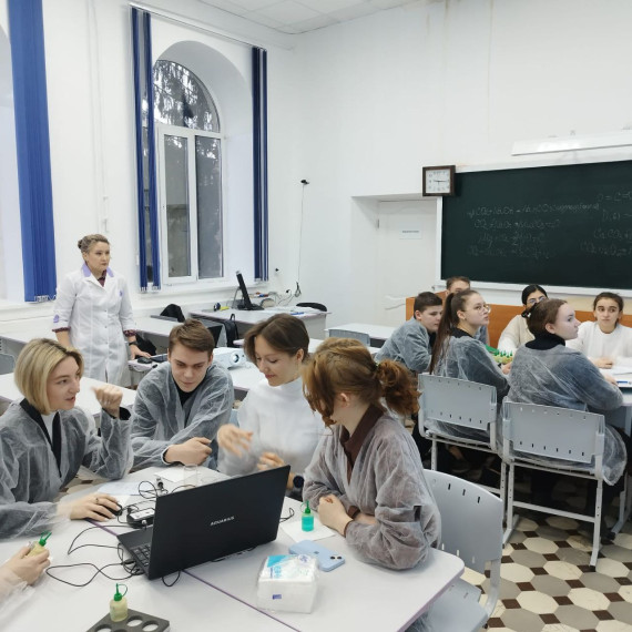 С начала учебного года в Школе № 9 открыли профильный медицинский класс. С начала учебного года в Школе № 9 открыли профильный медицинский класс.