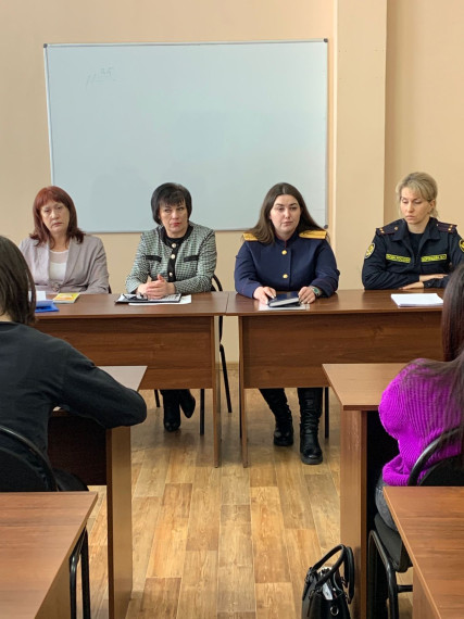 В рамках Единого дня профилактики информационно-просветительские мероприятия, направленные на разъяснение несовершеннолетним ответственности за совершение преступлений, в том числе до достижения возраста привлечения к уголовной ответственности, прошли во. В рамках Единого дня профилактики информационно-просветительские мероприятия, направленные на разъяснение несовершеннолетним ответственности за совершение преступлений, в том числе до достижения возраста привлечения к уголовной ответственности, прошли во.