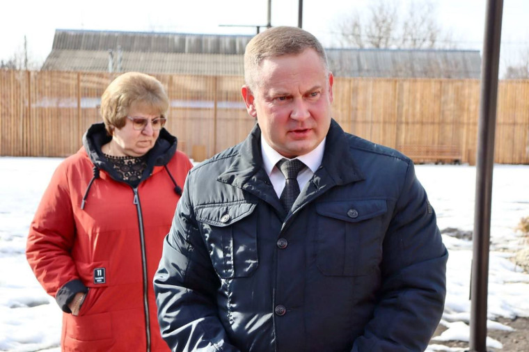 Виктор Елин обсудил с жителями дальнейшее благоустройство сквера. Виктор Елин обсудил с жителями дальнейшее благоустройство сквера.