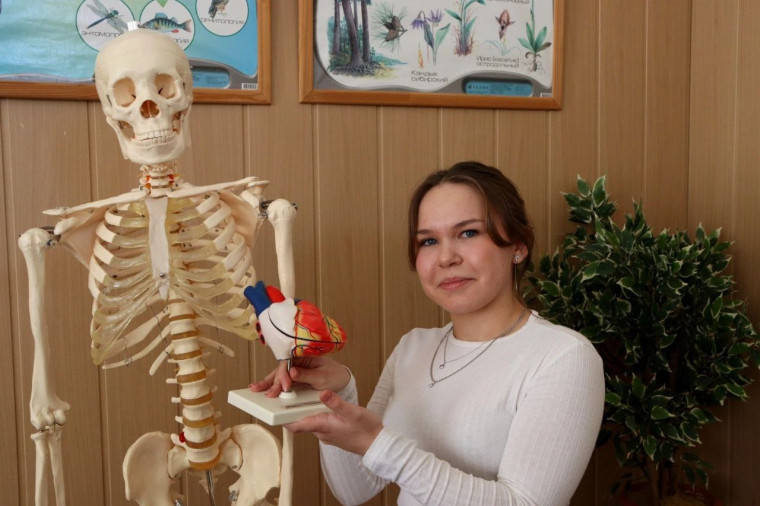 Ученица школы №9 хочет стать врачом. Ученица школы №9 хочет стать врачом.