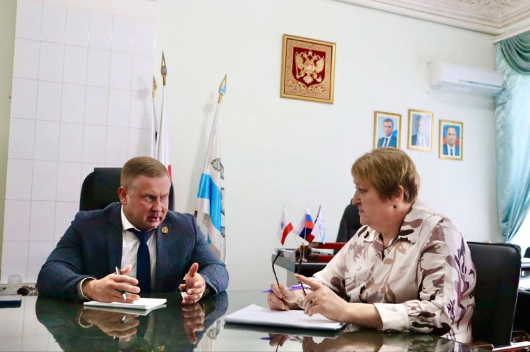 Виктор Елин обсудил планы союза женщин Аткарского района. Виктор Елин обсудил планы союза женщин Аткарского района.