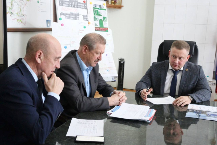 Виктор Елин обсудил установку новой блочно-модульной котельной в школе села Языковка. Виктор Елин обсудил установку новой блочно-модульной котельной в школе села Языковка.
