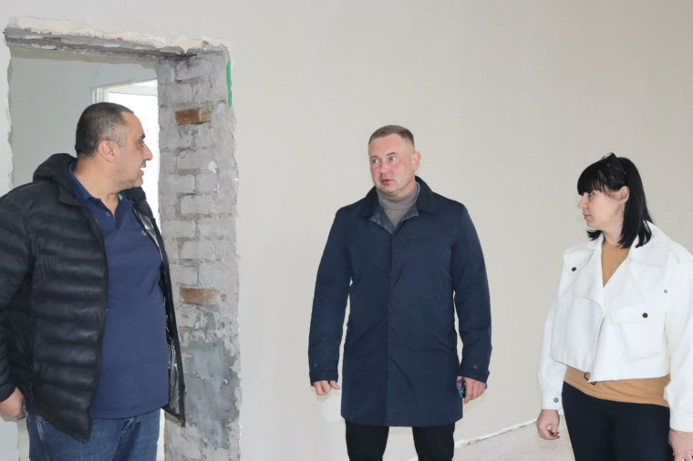 Виктор Елин проверил, как проходит ремонт в спортивном зале школы №1. Виктор Елин проверил, как проходит ремонт в спортивном зале школы №1.