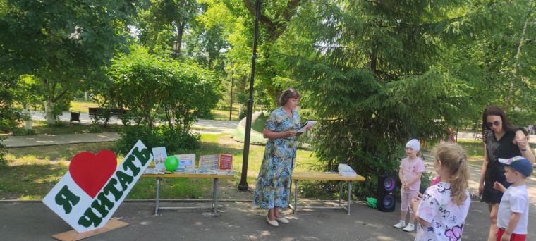 В городском парке сотрудники центральной библиотеки провели праздник День Друзей. В городском парке сотрудники центральной библиотеки провели праздник День Друзей.