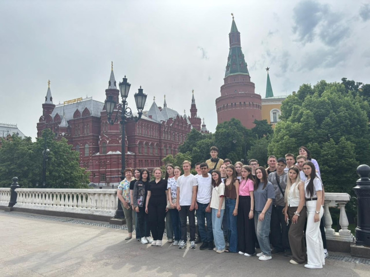 Ученики школы №9 отправились в туристическую поездку в Москву. Ученики школы №9 отправились в туристическую поездку в Москву.