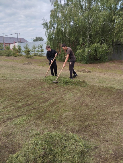 Школьники работают летом. Школьники работают летом.