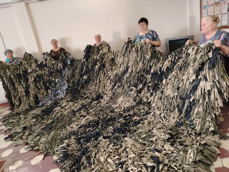В языковском сельском доме культуры пенсионеры плетут маскировочные сети. В языковском сельском доме культуры пенсионеры плетут маскировочные сети.