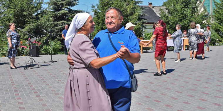 Аткарчане встретили престольный праздник танцами и караваем. Аткарчане встретили престольный праздник танцами и караваем.
